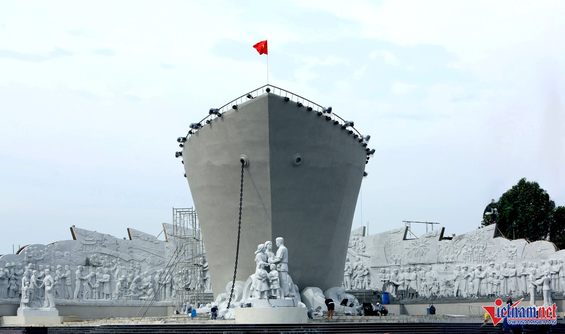 W-a3Ngắm tượng đài con tàu tập kết ra Bắc biểu tượng tình đoàn kết hai miền Nam   Bắc   14.JPG.jpg