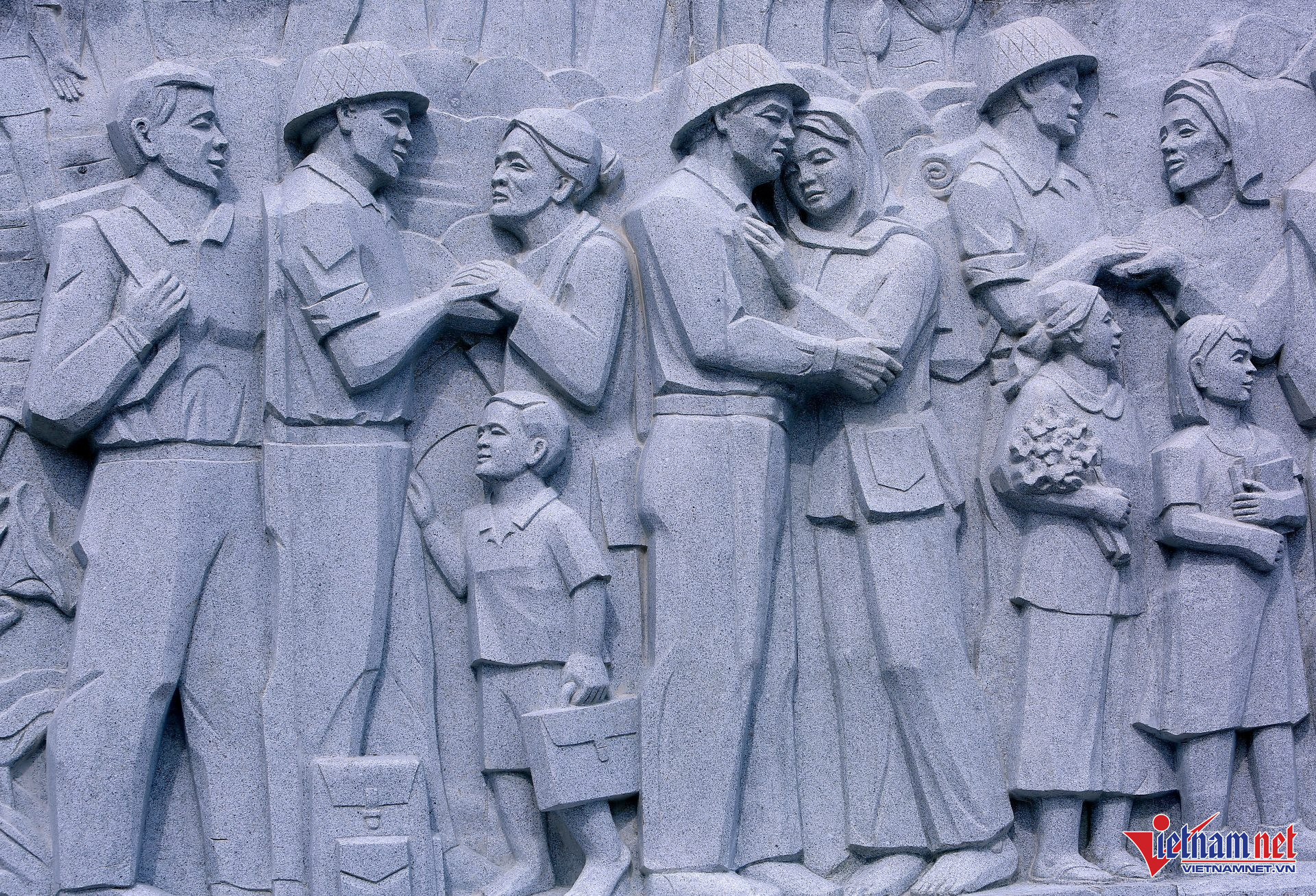 W-a5Ngắm tượng đài con tàu tập kết ra Bắc biểu tượng tình đoàn kết hai miền Nam   Bắc   7.JPG.jpg