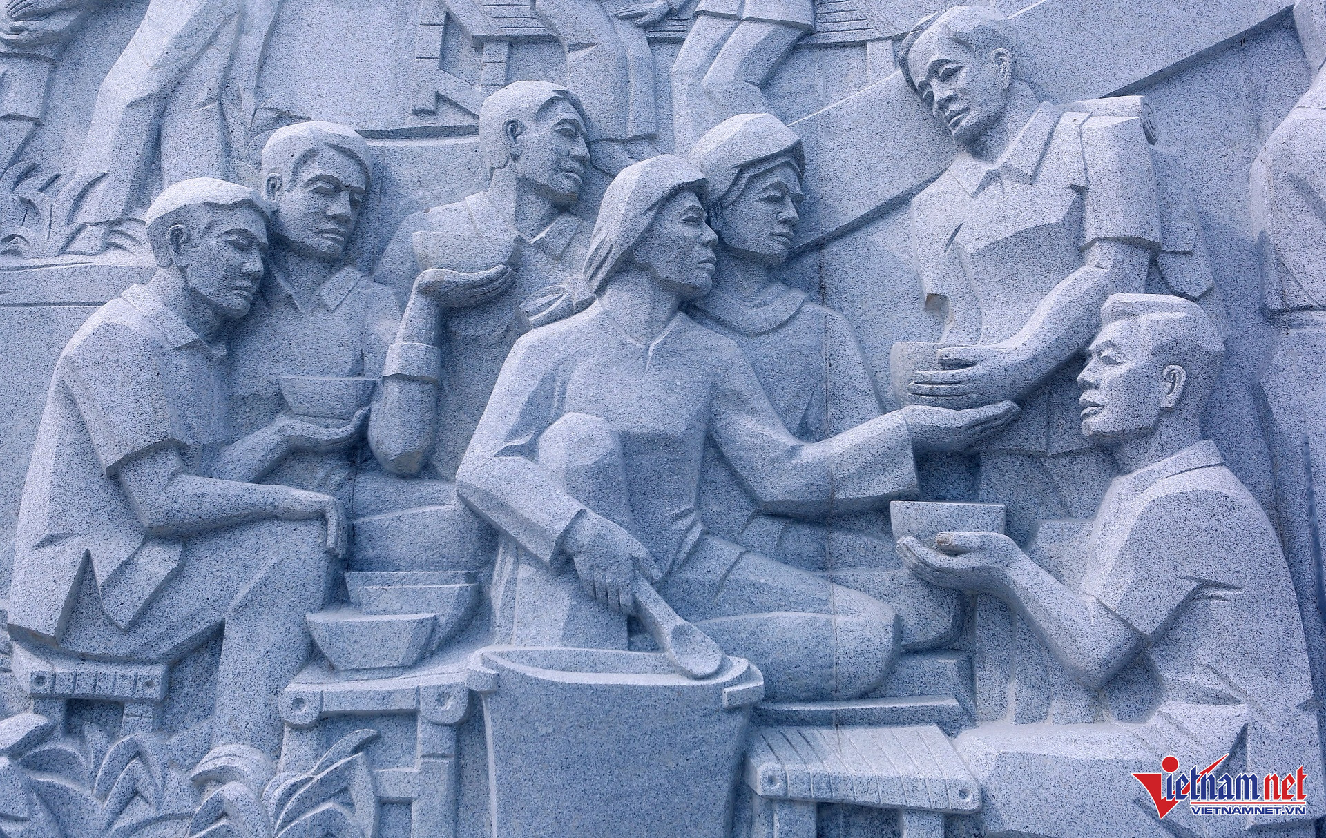 W-a6Ngắm tượng đài con tàu tập kết ra Bắc biểu tượng tình đoàn kết hai miền Nam   Bắc   5.JPG.jpg