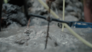 Những đứa trẻ đánh cược với mạng sống, lặn sâu xuống nước tìm vàng