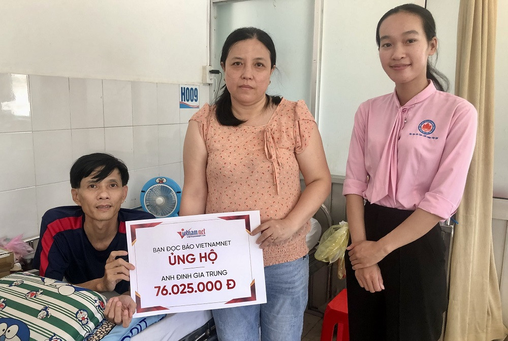 trao tiền Đinh Gia Trung (1).jpg