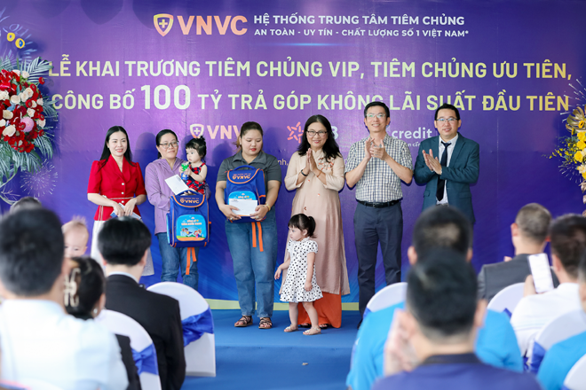 VNVC hỗ trợ gần 7.000 người tiêm vắc xin trước trả sau không lãi suất