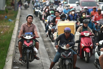 Cửa ngõ TPHCM ùn tắc, sân bay Tân Sơn Nhất đông đúc người dân về quê nghỉ lễ 2/9