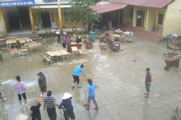 Hiệu trưởng gây sốt với hình ảnh 'bơi vào trường' nhận món quà bất ngờ