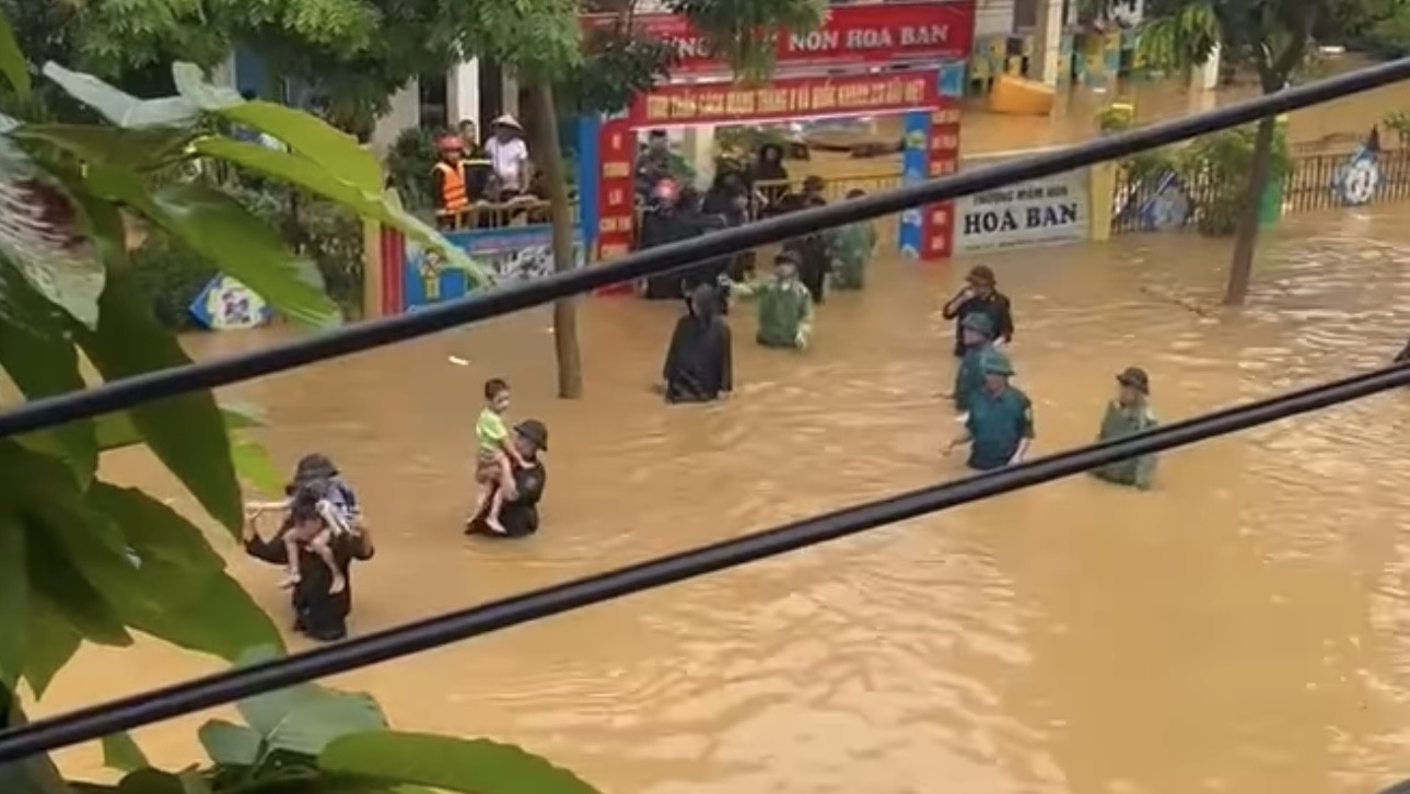 8 bé mầm non mắc kẹt trong mưa lũ tại Lào Cai được giải cứu an toàn