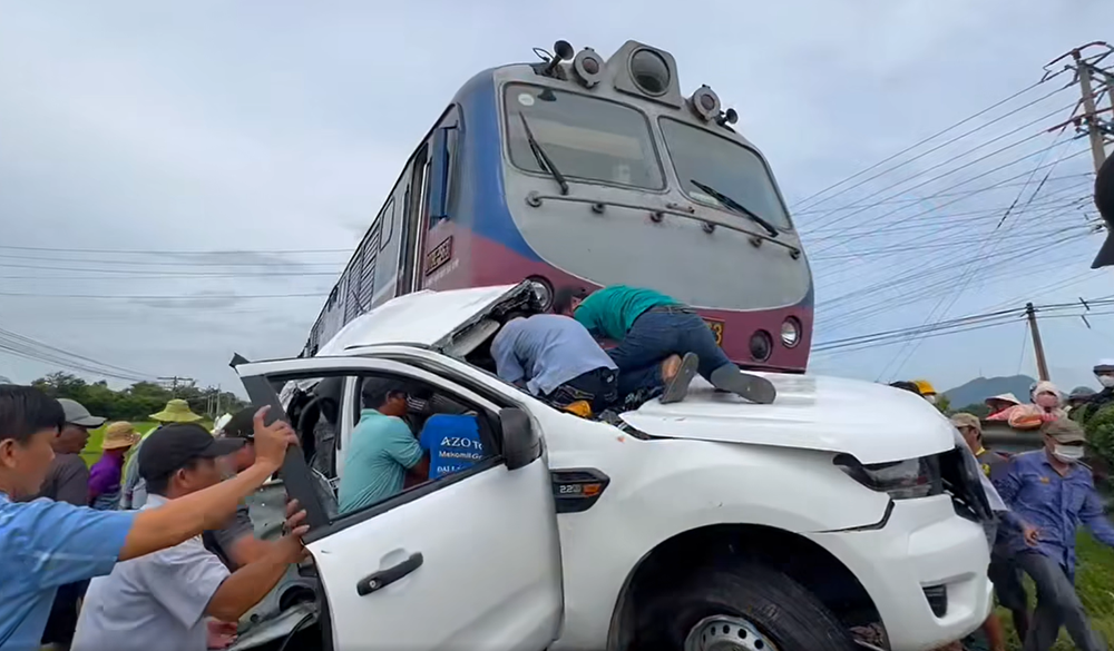 Va chạm với tàu hỏa chở hàng, ô tô bị đẩy hơn 200m bẹp dúm..png