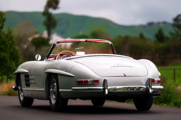 Xe mui trần Mercedes 300SL cũ kỹ đời 1957 được rao giá hơn 64 tỷ đồng