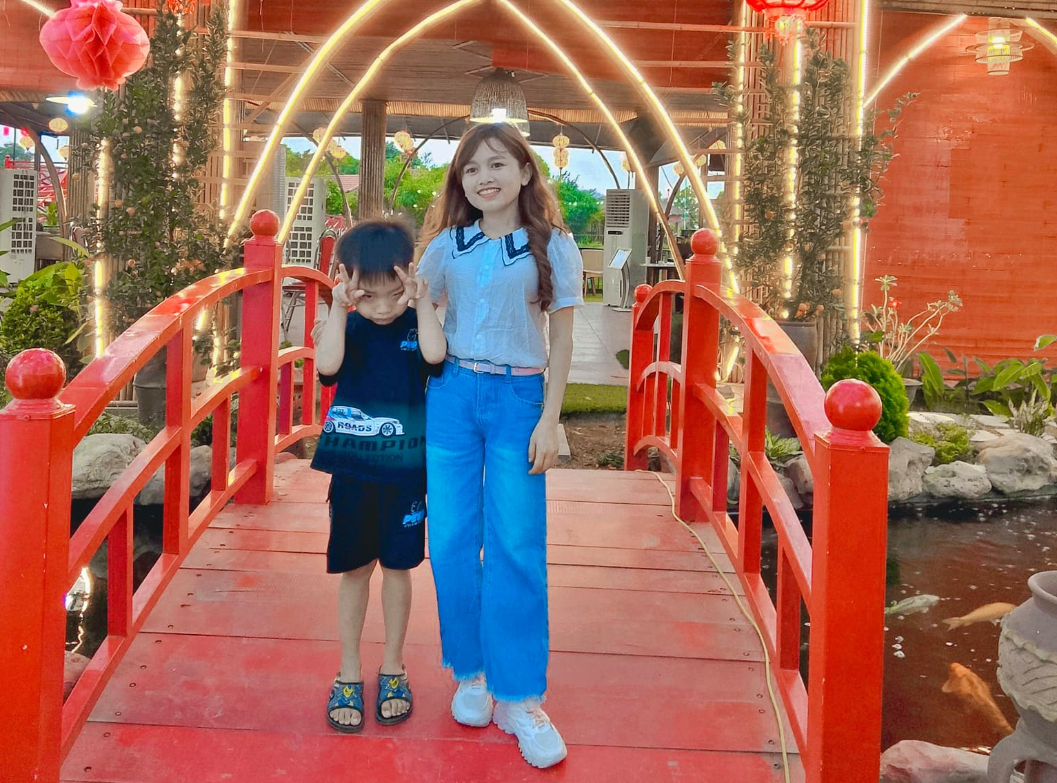 ảnh 5 cô gái tí hon nặng 25 kg.png