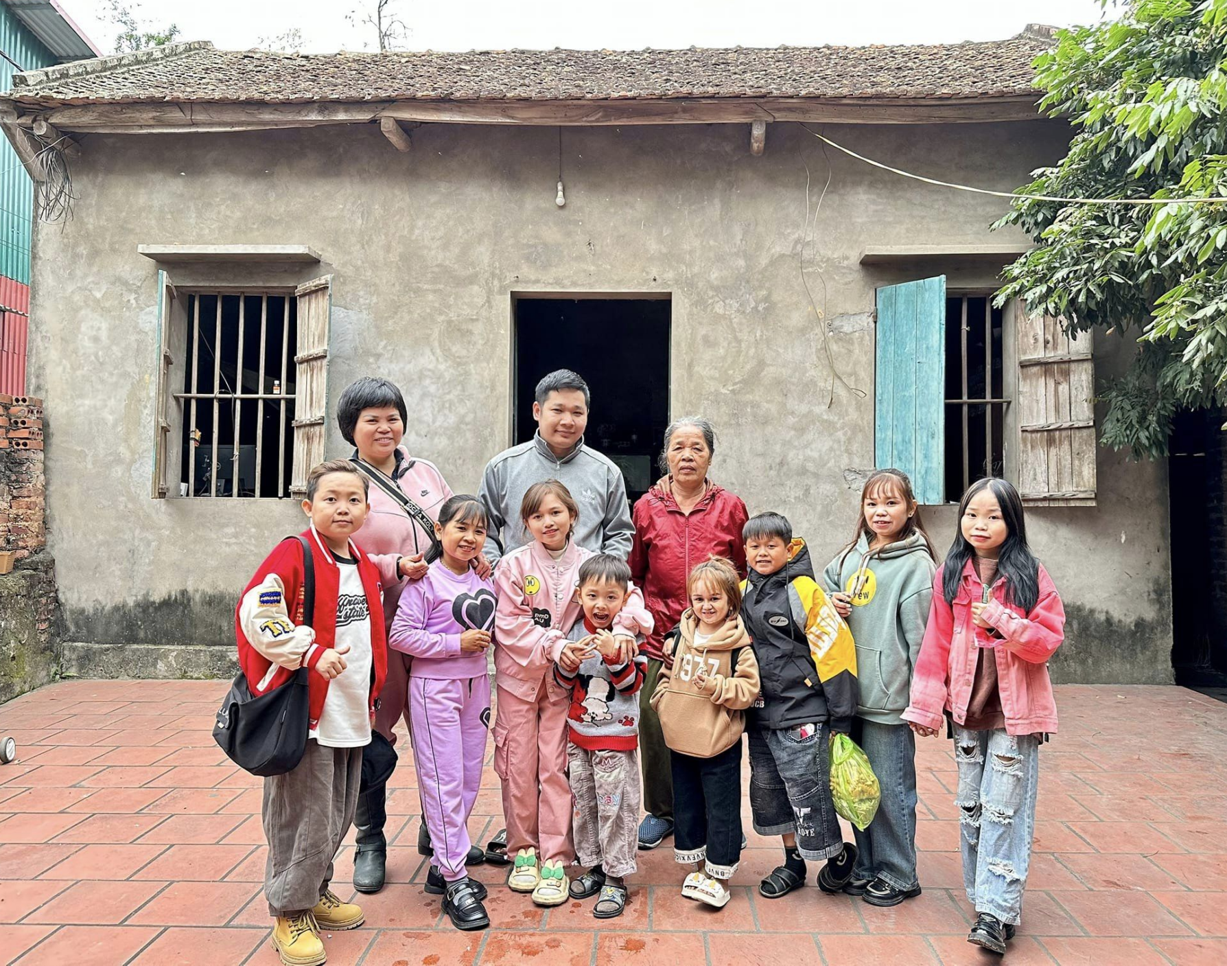 ảnh 6 cô gái tí hon nặng 25 kg.png