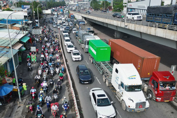 Cửa ngõ phía Đông TPHCM ùn tắc nghiêm trọng ngày đầu nghỉ lễ