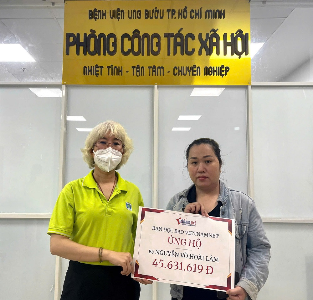 trao tiền N. V. Minh Lâm (1).jpg