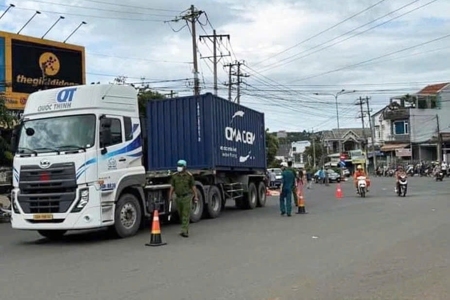 Va chạm với xe container, hai dì cháu ở Bình Phước tử vong thương tâm