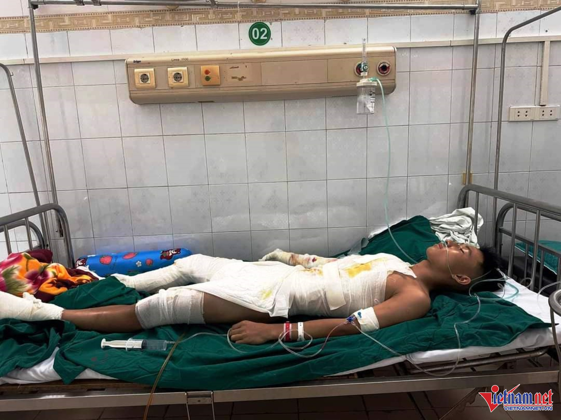 W-a1Gia cảnh khó khăn của nam sinh bị điện giật khi đi câu cá.jpg