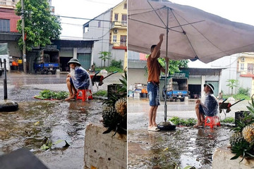 Thấy cụ già đội mưa bán rau, người đàn ông làm một việc cảm động