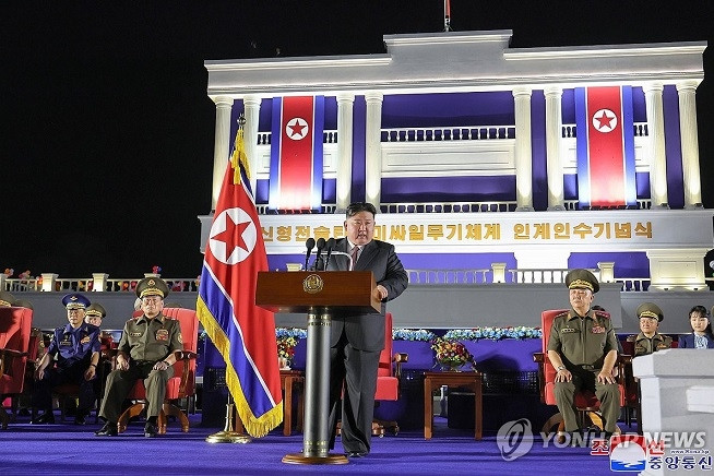 Hình ảnh ông Kim Jong Un giám sát chuyển giao hàng trăm vũ khí tấn công