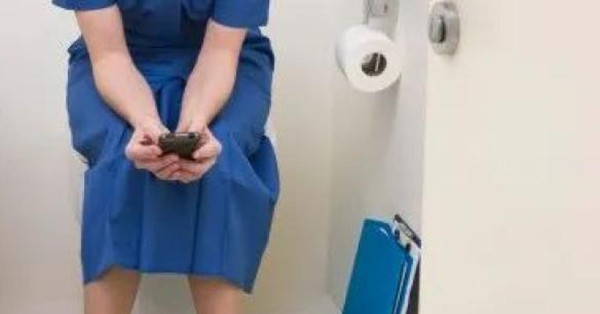 Vì sao không nên dùng điện thoại di động khi đi vệ sinh?