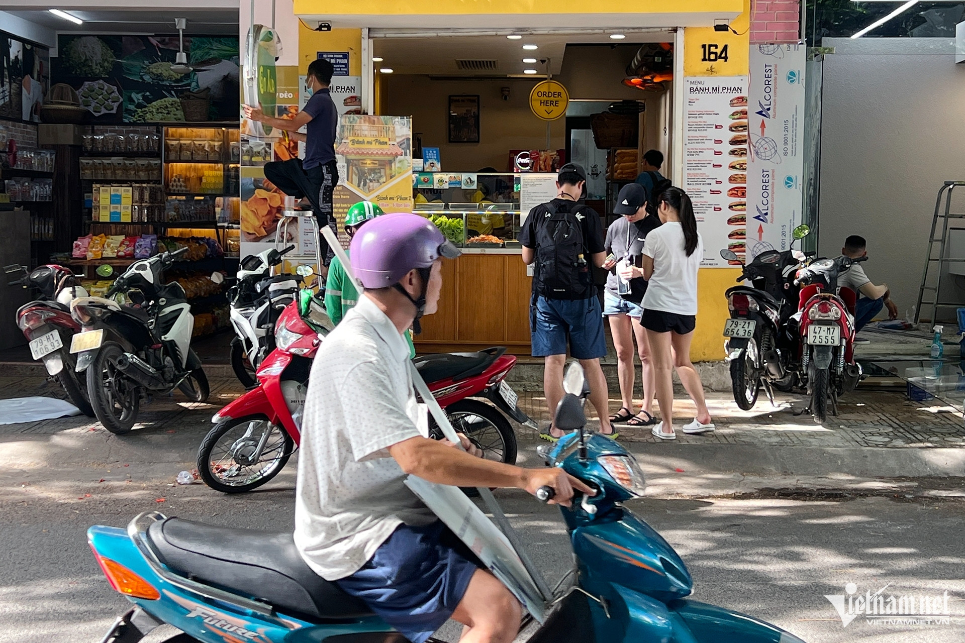 Nhiều tiệm bánh mì ở Nha Trang dương tính 'dư lượng thuốc trừ sâu' trong rau