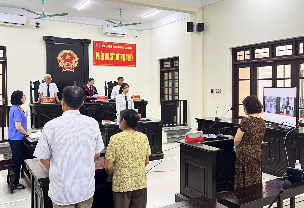 Phiên tòa xét xử trực tuyến tại Tòa án nhân dân Thành phố.