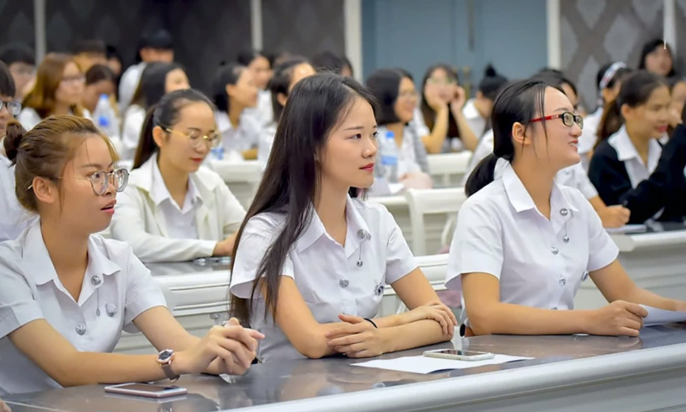 hoc sinh thai lan.png