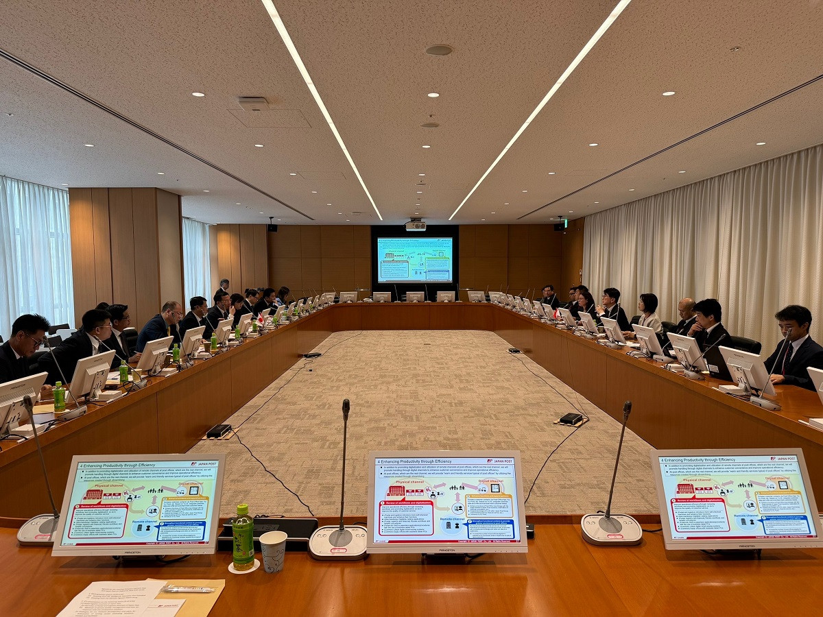 Lam viec voi Buu chinh.jpg