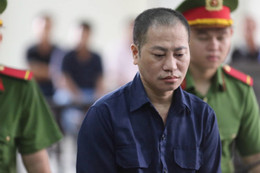 Người tự xưng 'sư thầy Thích Tâm Phúc' bật khóc khi vào phòng xử án