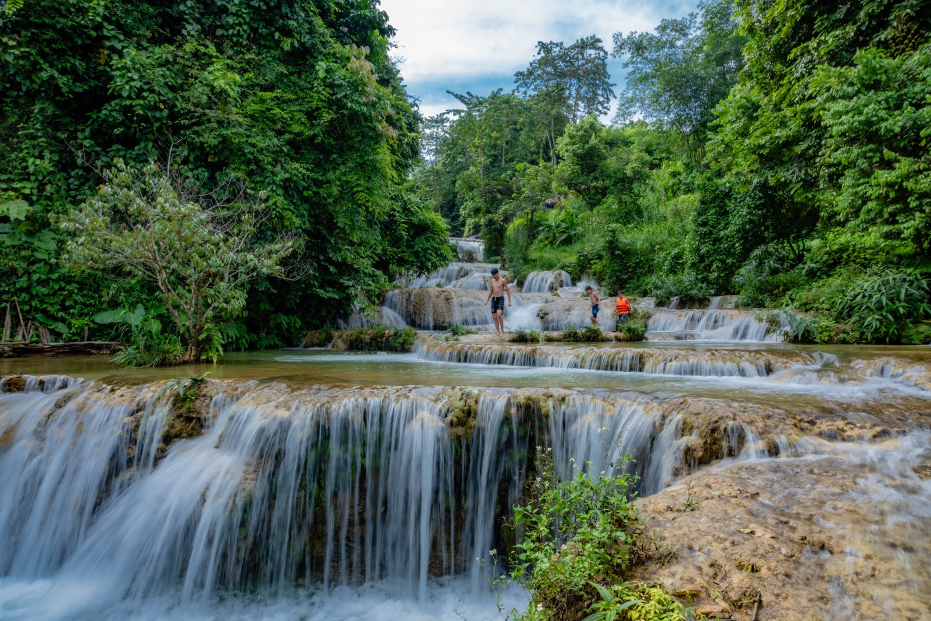 Thác nước ‘bậc thang’ cách Hà Nội hơn 100km, du khách đến chơi quên lối về