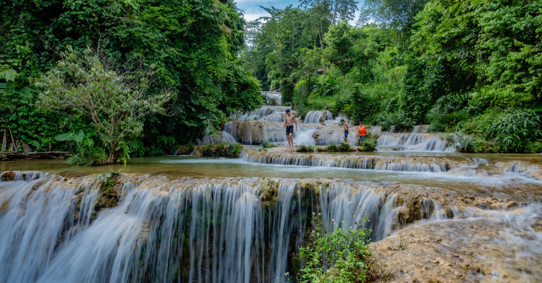 Thác nước ‘bậc thang’ cách Hà Nội hơn 100km, du khách đến chơi quên lối về