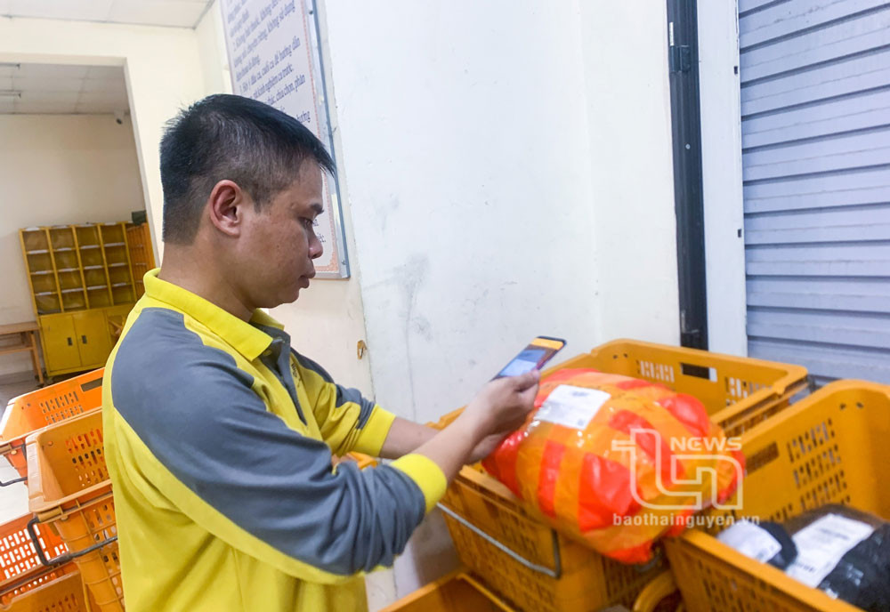 Anh Hà Khánh Tuân, nhân viên bưu tá Bưu điện tỉnh Thái Nguyên ứng dụng phần mềm Dinh Dong xử lý đơn hàng chuyển phát mỗi ngày.