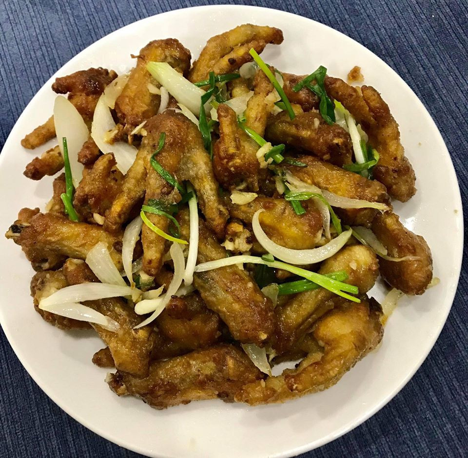 cach lam mon chan ga chien mam toi thom ngon tuyet dinh cho ca nha nham nhi hinh anh 2