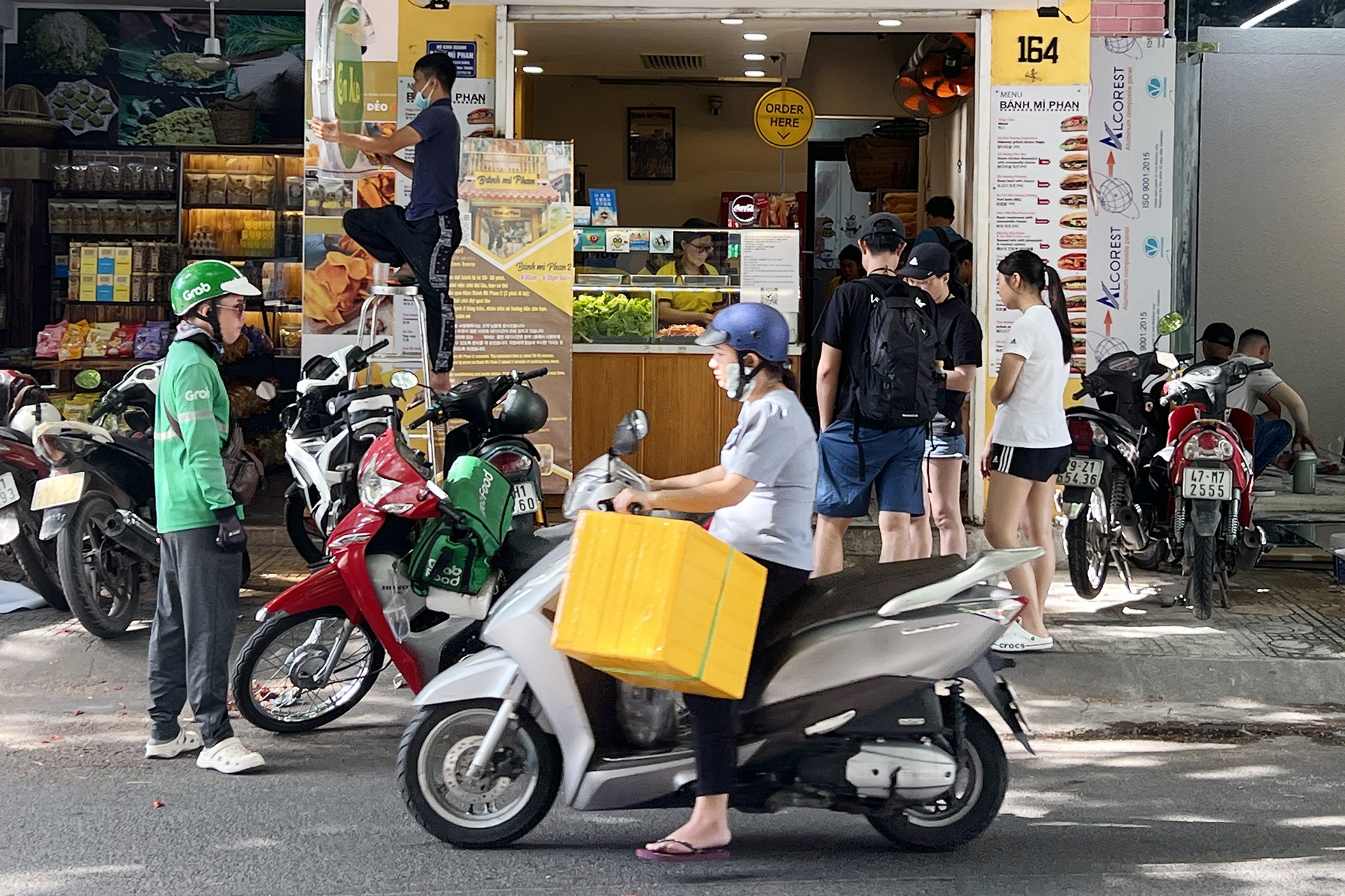 Chủ tiệm bánh mì ở Nha Trang 'bất ngờ' với xét nghiệm 'thuốc trừ sâu trong rau'