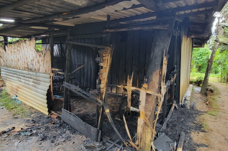 Đốt nhà em gái 1.jpg