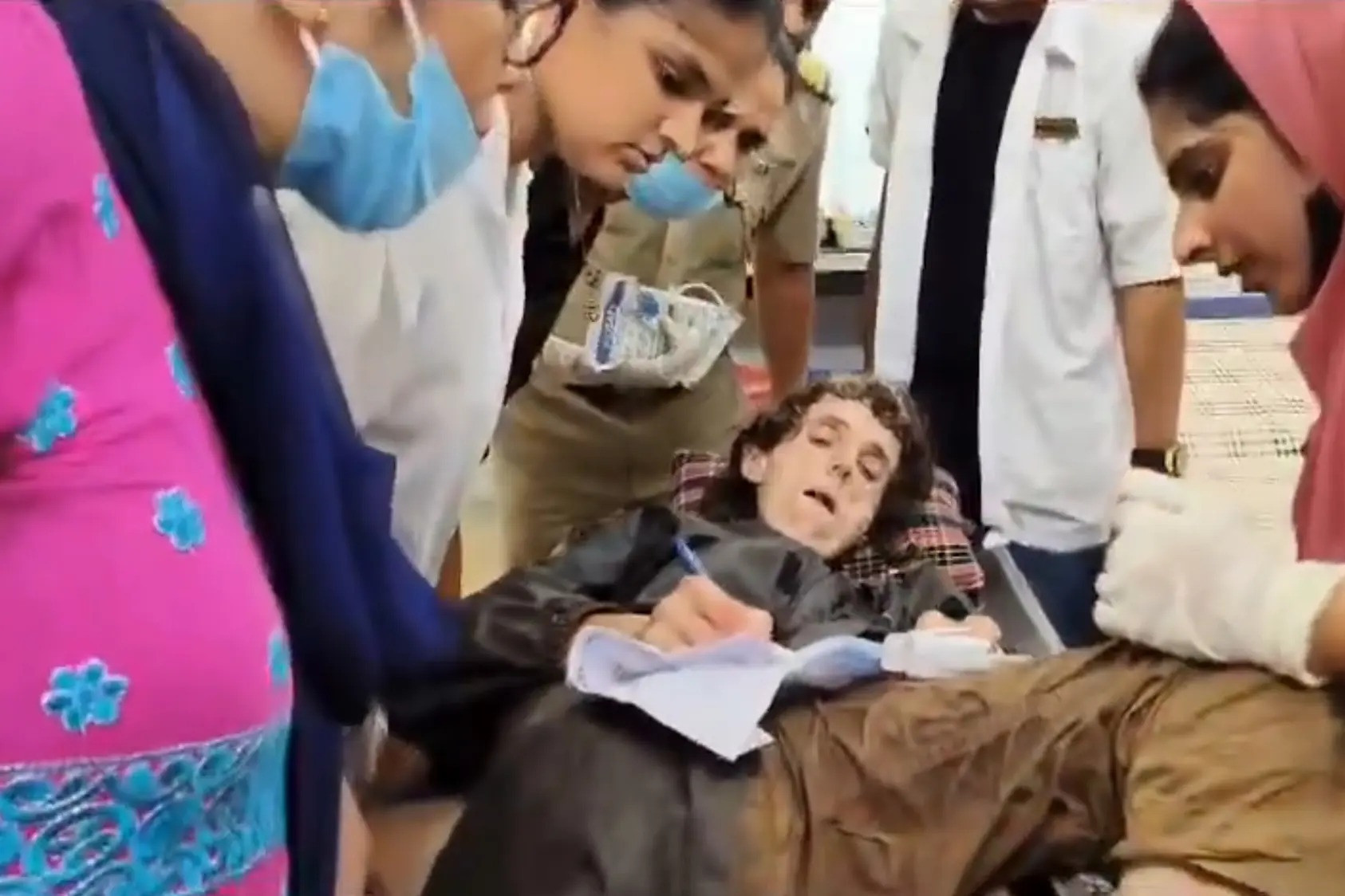 Người phụ nữ Mỹ bị xích vào cây ở Ấn Độ thừa nhận 'tự dàn dựng'