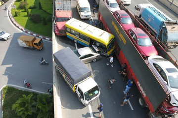 5 ô tô đâm dồn toa trên đường dẫn lên cầu Thăng Long