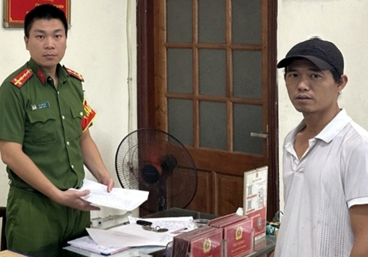Anh Nguyn Van Anh dn Cong an phung trinh bao.jpg