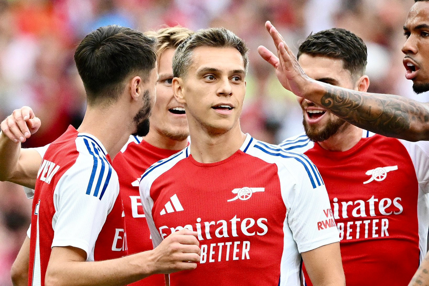 Arsenal đè bẹp nhà vô địch Bundesliga