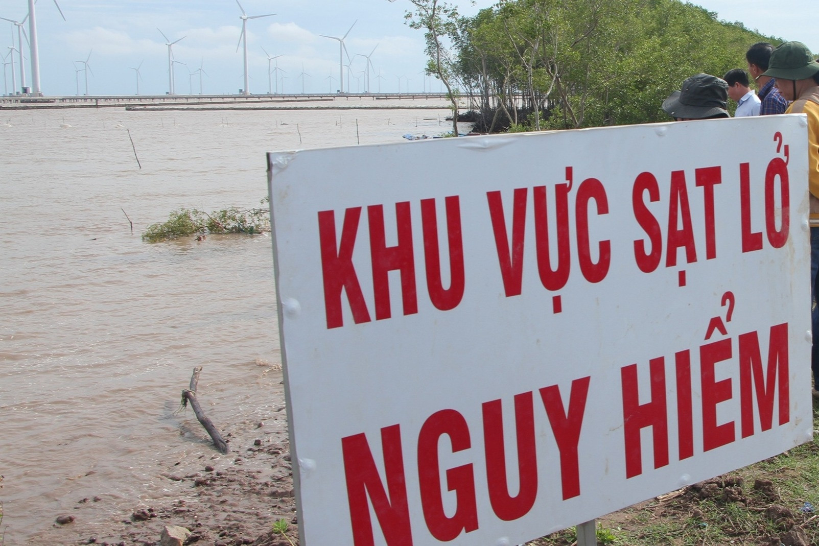 Bạc Liêu khẩn trương khắc phục sự cố sạt lở đê biển Đông