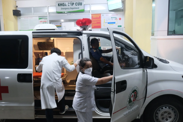 Bị đột quỵ, người đàn ông chỉ vào viện cấp cứu khi hàng xóm khuyên