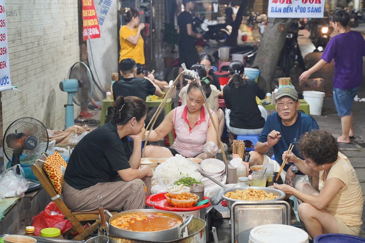 Bún riêu vỉa hè 'tên kém sang' ở Hà Nội, đêm nào cũng bán vài trăm bát