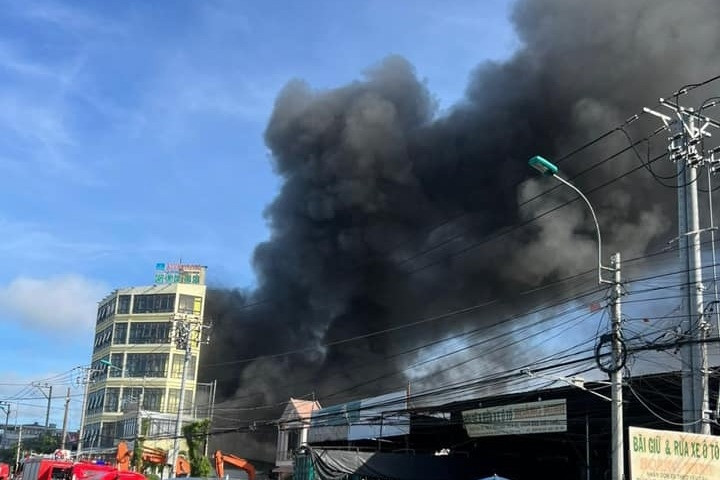 Cháy kho thực phẩm đông lạnh, khói bốc cao hàng trăm mét