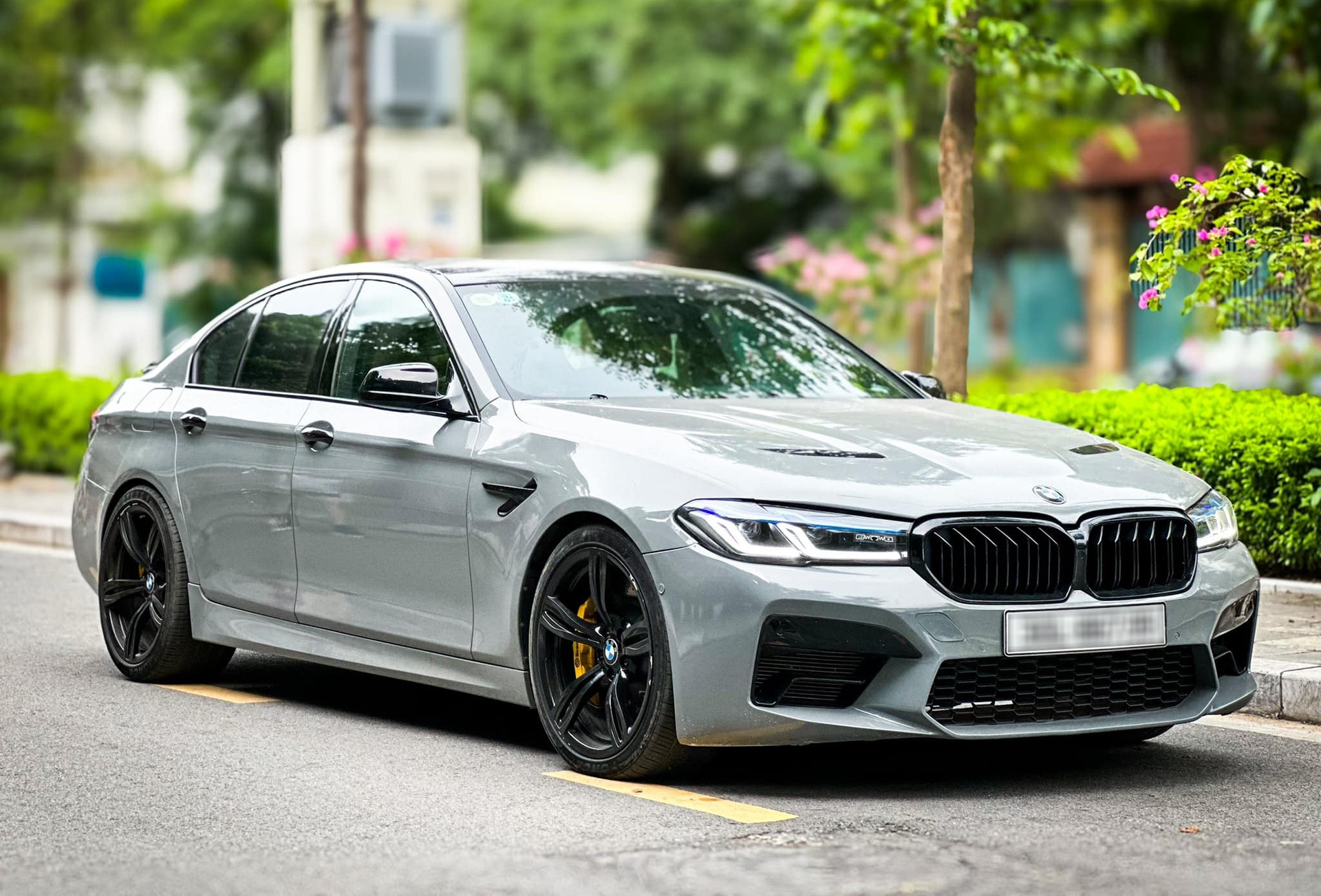 Đi 120.000km, BMW 528i 2011 bán giá 600 triệu dù tốn trăm triệu tiền độ