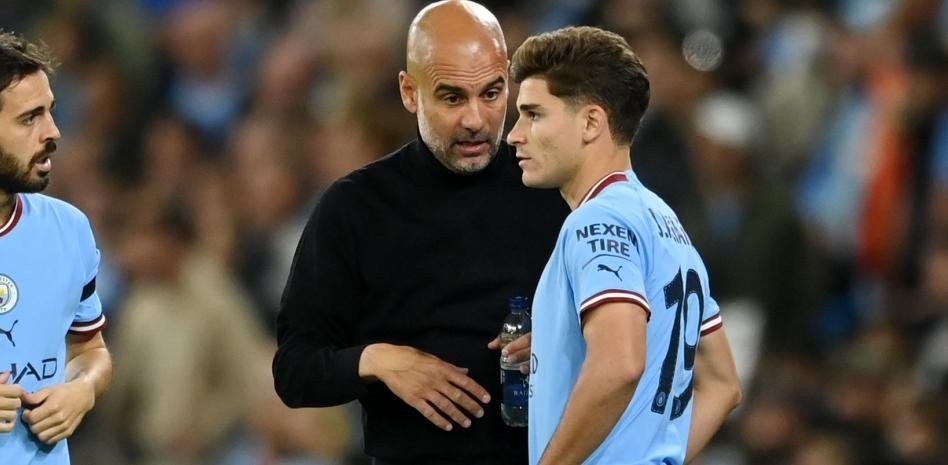 julian alvarez pep guardiola.jpeg