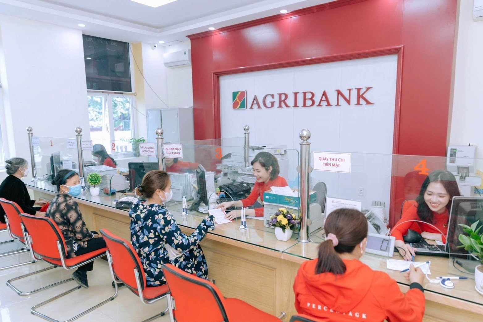 Lãi hơn 10.000 tỷ đồng, Agribank chi lương thưởng cho nhân viên ra sao?