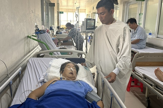 Người đàn ông 40 tuổi bất lực vì không còn tài sản cầm cố lo viện phí cho mẹ