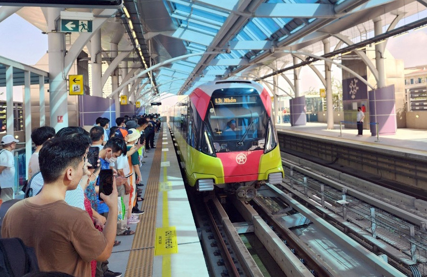 Người dân trải nghiệm chuyến tàu đầu tiên tuyến Nhổn - ga Hà Nội