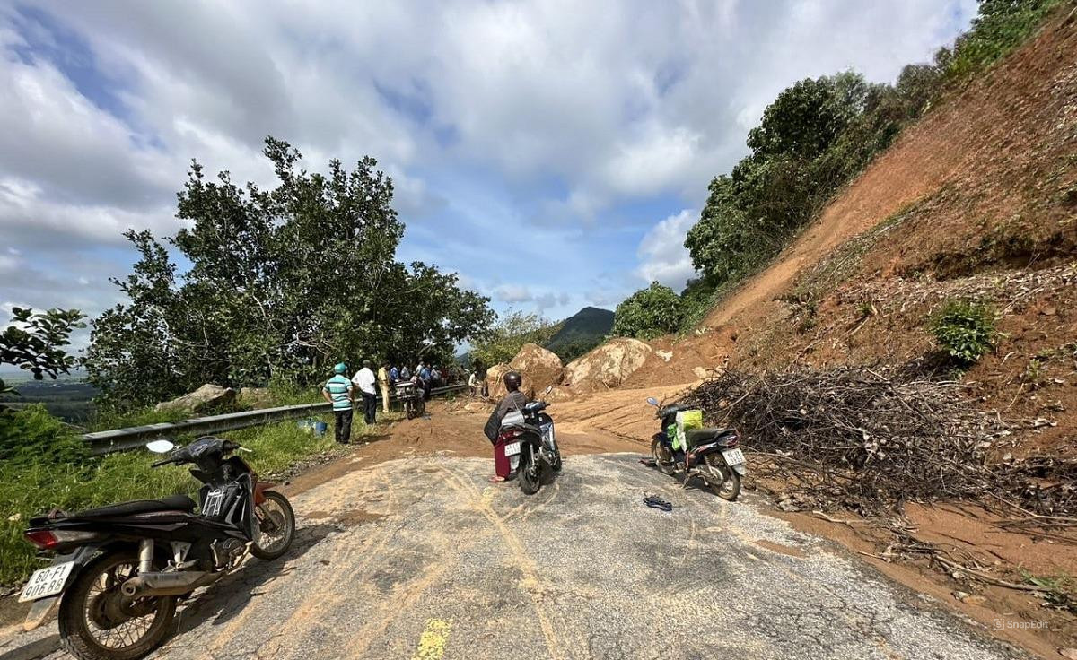 Sạt lở đèo Tà Pứa nối Bình Thuận và Lâm Đồng.jpg