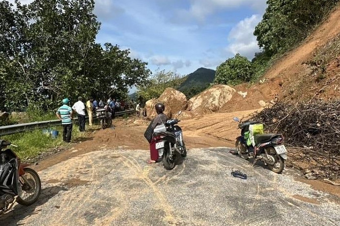 Sạt lở đèo Tà Pứa nối Bình Thuận và Lâm Đồng, giao thông gián đoạn