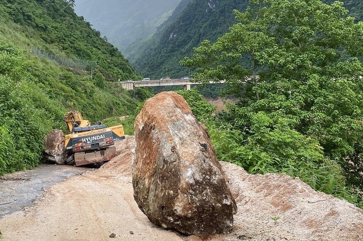 Tảng đá lớn lăn xuống quốc lộ, đè tử vong người lái máy xúc
