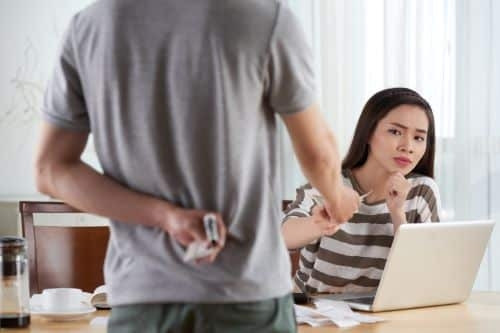Tôi có nên giữ cuộc hôn nhân với người chồng tính toán, vô cảm?