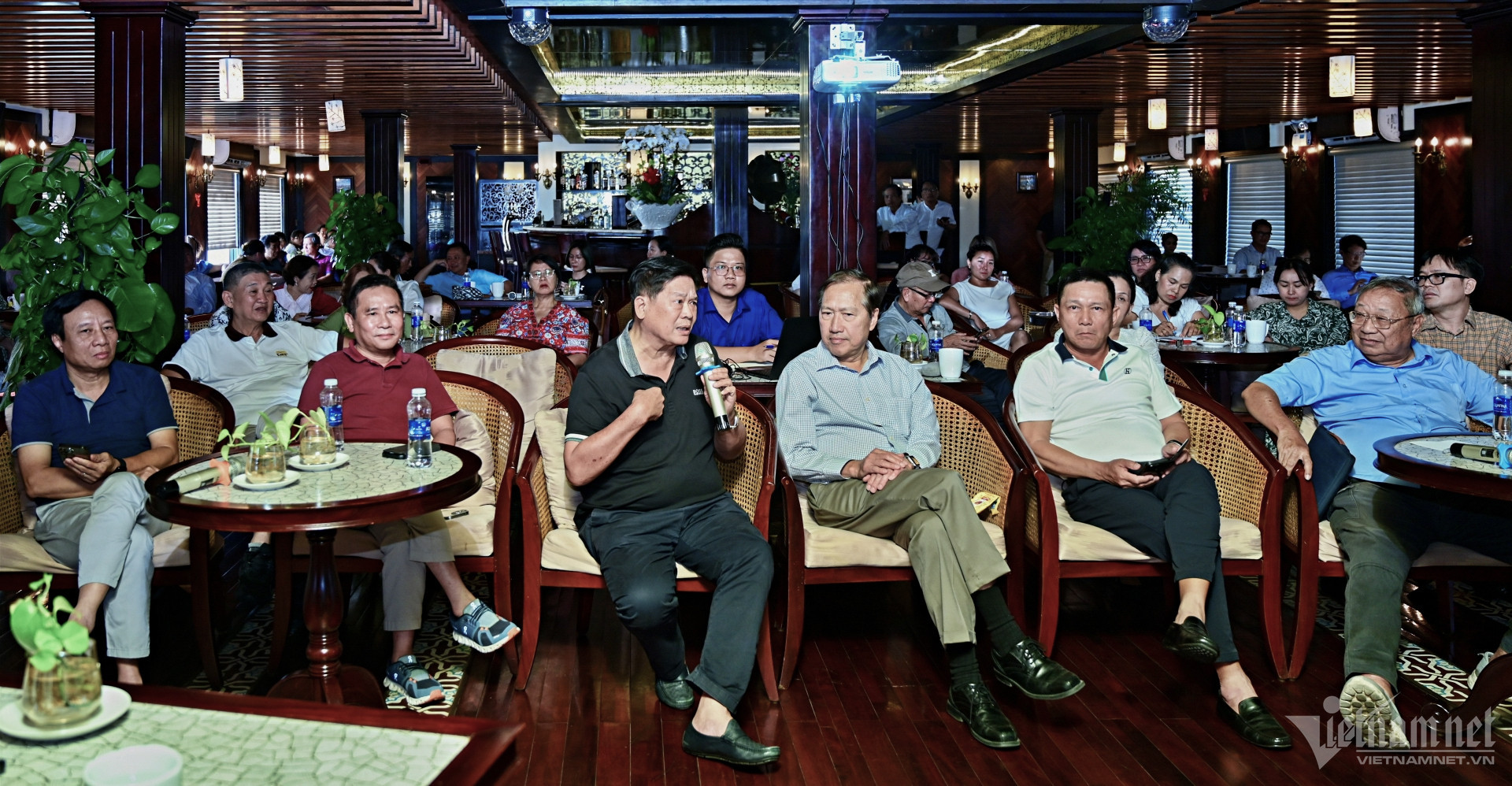 w khach moi toa dam cho noi 1 341 578.jpg