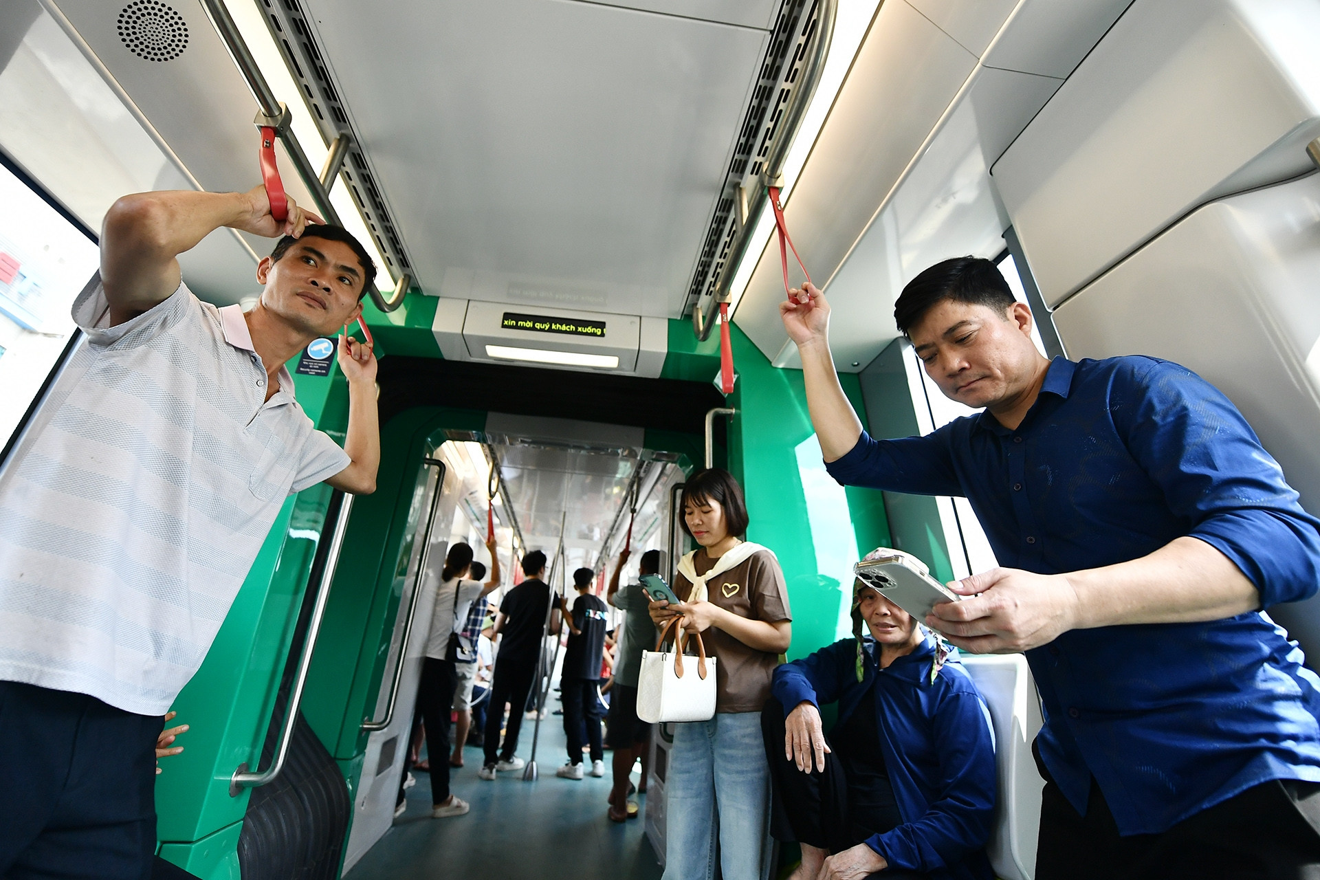 Hơn 35 nghìn hành khách trải nghiệm metro Nhổn - ga Hà Nội ngày đầu tiên